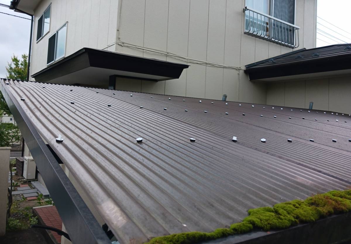 ダイカクヤ 仙台のテラス屋根とカーポート屋根のポリカを張替えたい！！！の施工前の写真2