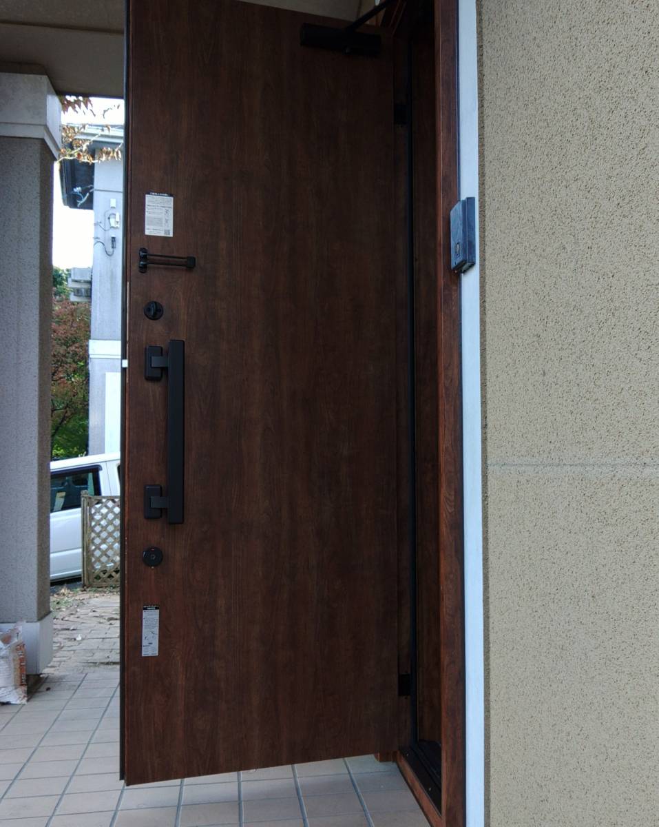ダイカクヤ 仙台の玄関ドアリフォーム工事　リシェントドアの施工後の写真2