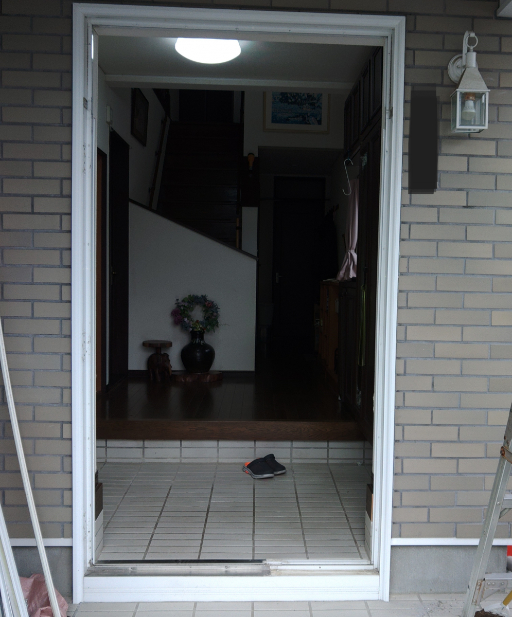ダイカクヤ 仙台の玄関ドアを断熱性の高いドアに交換したい！！！仙台市の施工前の写真2