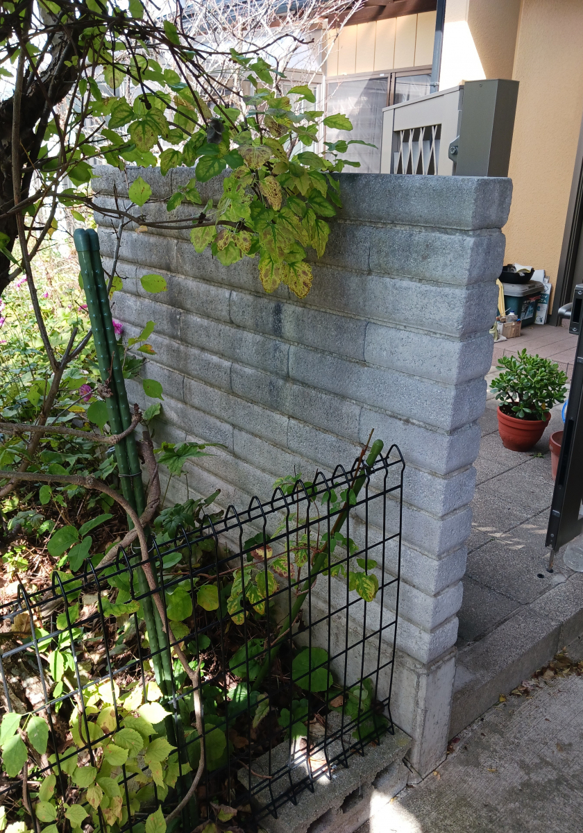ダイカクヤ 仙台のブロック塀を解体撤去→フェンス/機能門柱へ　仙台市の施工前の写真1