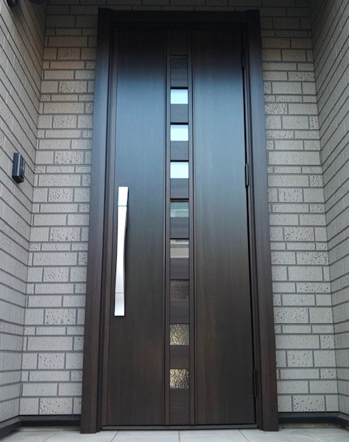 ダイカクヤ 仙台のキズだらけの玄関ドアを新しくしたい！！！1日で完了！！！　の施工後の写真1