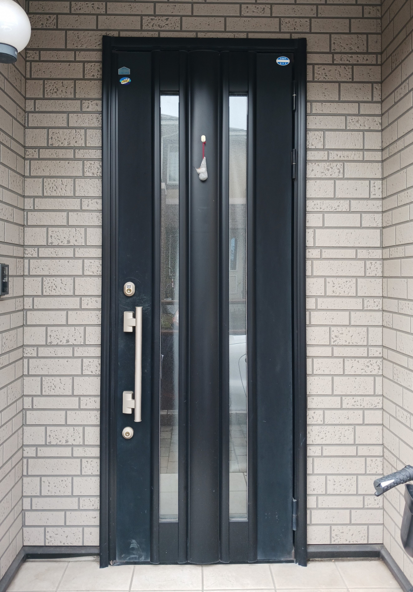 ダイカクヤ 仙台のキズだらけの玄関ドアを新しくしたい！！！1日で完了！！！　の施工前の写真1
