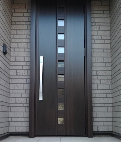 ダイカクヤ 仙台のキズだらけの玄関ドアを新しくしたい！！！1日で完了！！！　施工事例写真1