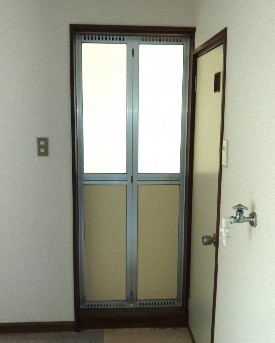 ダイカクヤ 仙台の浴室入口ドアの交換をしたい！！！浴室中折ドア交換工事　仙台市の施工前の写真1
