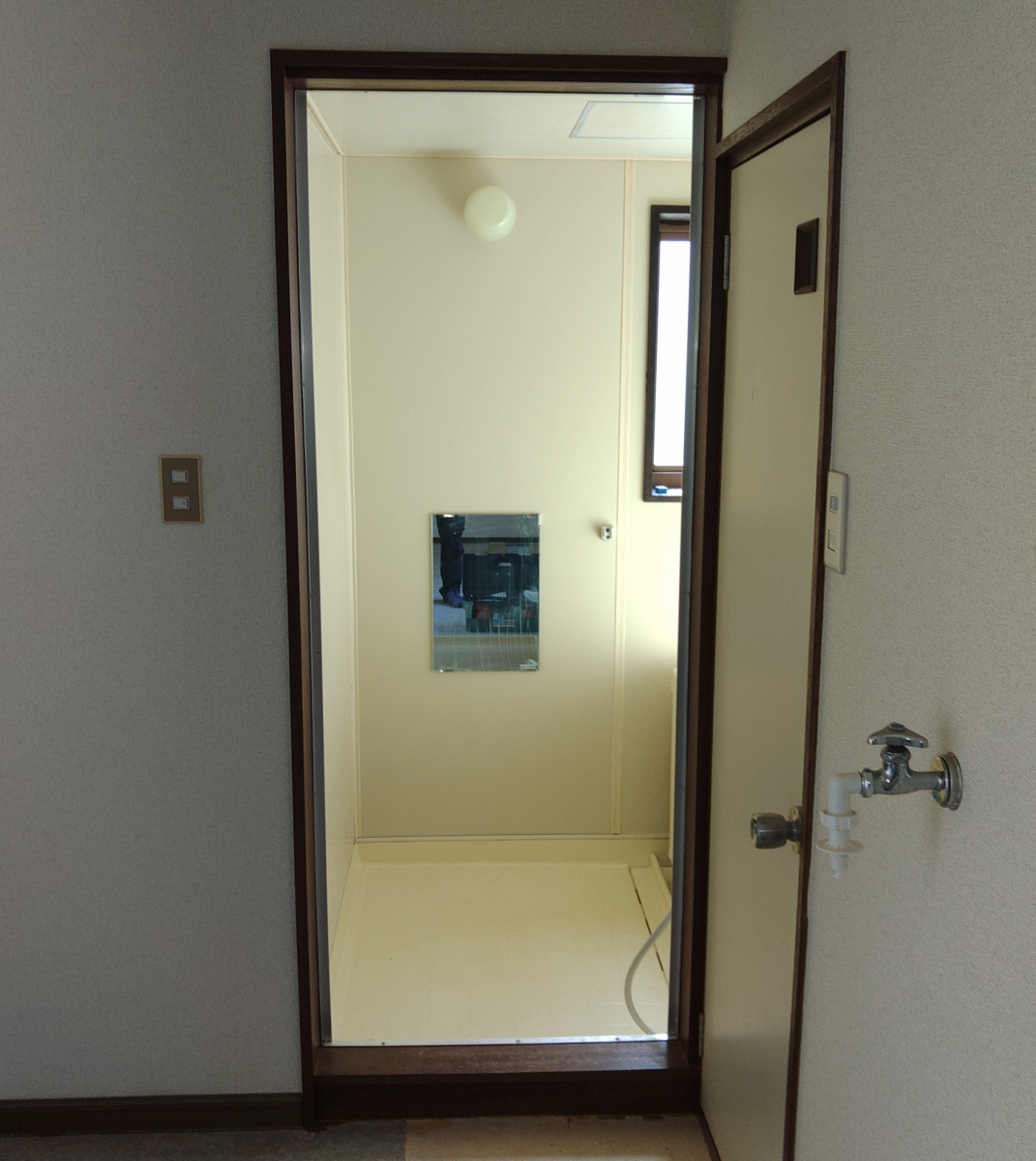 ダイカクヤ 仙台の浴室入口ドアの交換をしたい！！！浴室中折ドア交換工事　仙台市の施工前の写真2