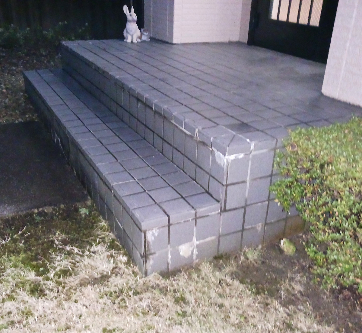 ダイカクヤ 仙台の玄関ポーチのタイル張替え工事　仙台市の施工前の写真1