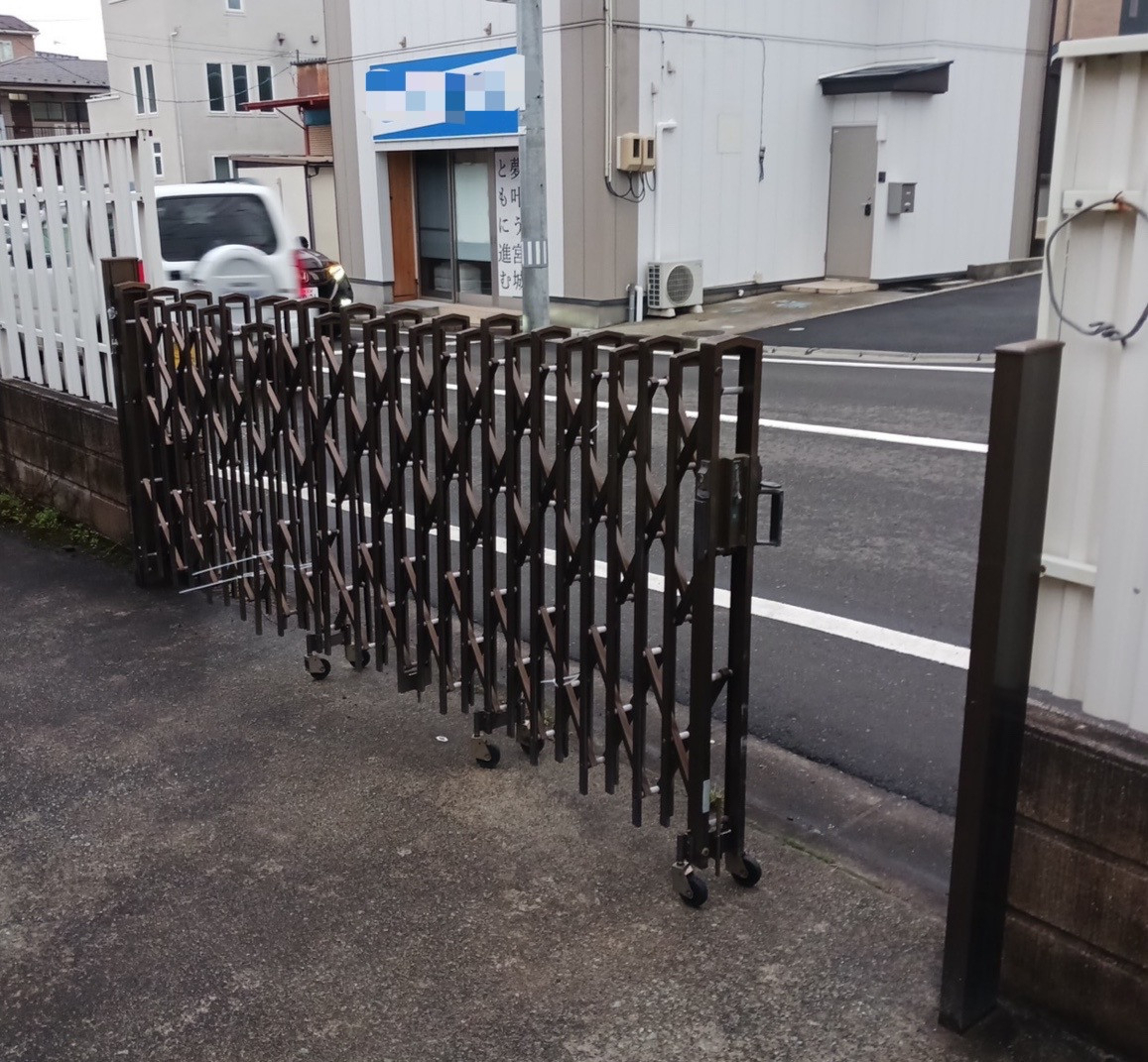 ダイカクヤ 仙台の【伸縮門扉】壊れた門扉を交換したい!!! 仙台市の施工前の写真1