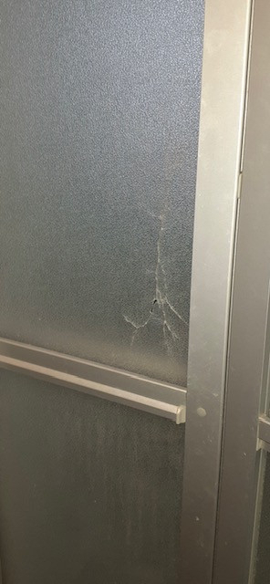 ダイカクヤ 仙台の【浴室折れ戸】割れたパネルを交換したい!!! 仙台市の施工前の写真2