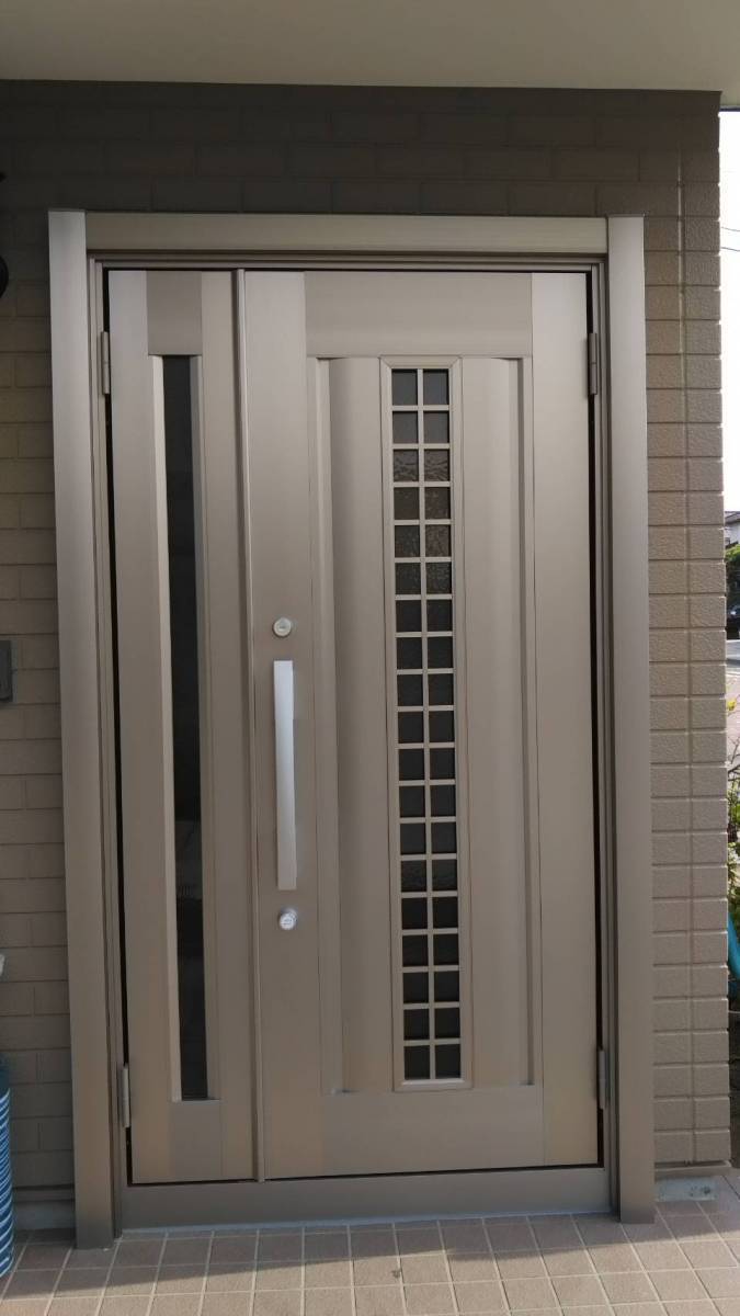 ダイカクヤ 仙台の木製玄関ドアからの交換リフォーム。開き勝手も変更して玄関が使いやすく快適になりました。の施工後の写真1