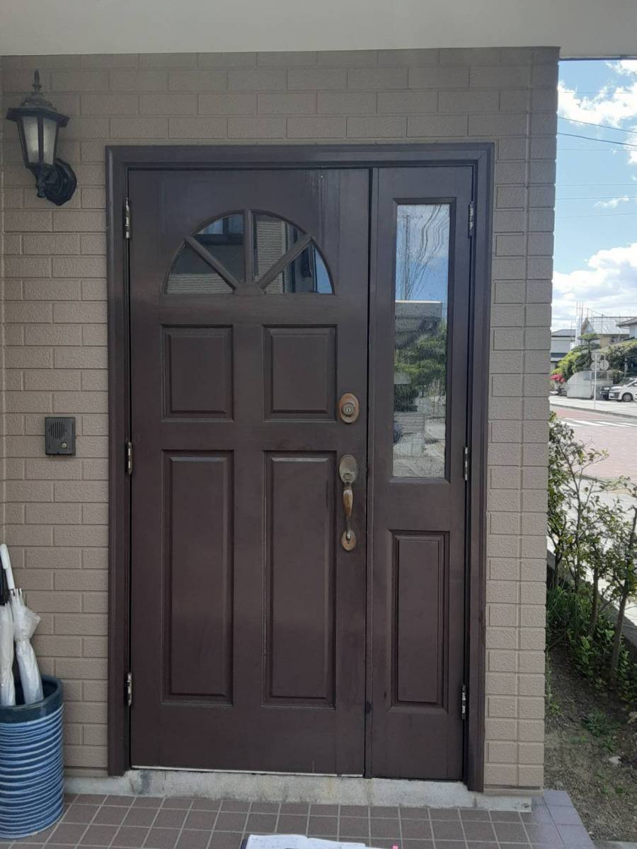 ダイカクヤ 仙台の木製玄関ドアからの交換リフォーム。開き勝手も変更して玄関が使いやすく快適になりました。の施工前の写真1