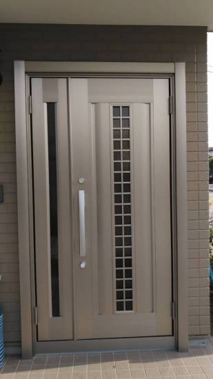 ダイカクヤ 仙台の木製玄関ドアからの交換リフォーム。開き勝手も変更して玄関が使いやすく快適になりました。施工事例写真1