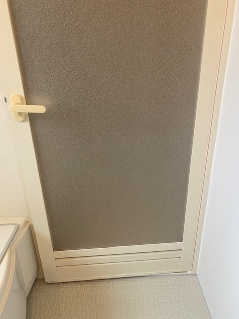 ダイカクヤ 仙台の【浴室ドア】下部のパッキンの汚れが取れない…パッキン交換 仙台市の施工前の写真3