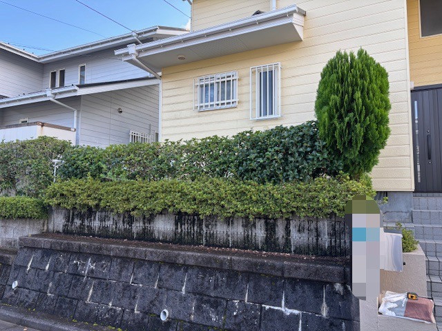 ダイカクヤ 仙台の【フェンス】植栽撤去してアルミフェンスへ　仙台市の施工前の写真1