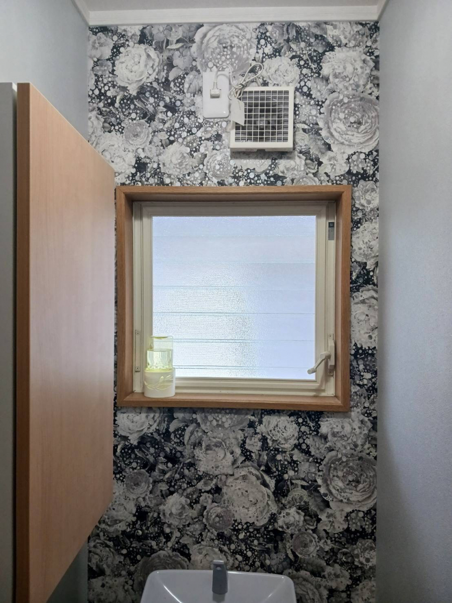 ダイカクヤ 仙台の【内窓】寒い寒いトイレや洗面室へインプラスを！！！仙台市の施工前の写真1