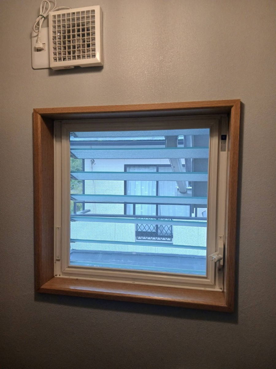 ダイカクヤ 仙台の【内窓】寒い寒いトイレや洗面室へインプラスを！！！仙台市の施工前の写真2