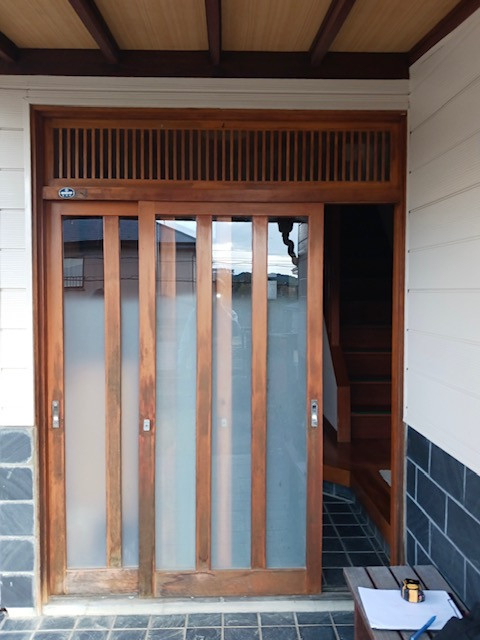 ダイカクヤ 仙台のカギが壊れた…建付け悪い...玄関引戸交換工事　仙台市の施工前の写真1
