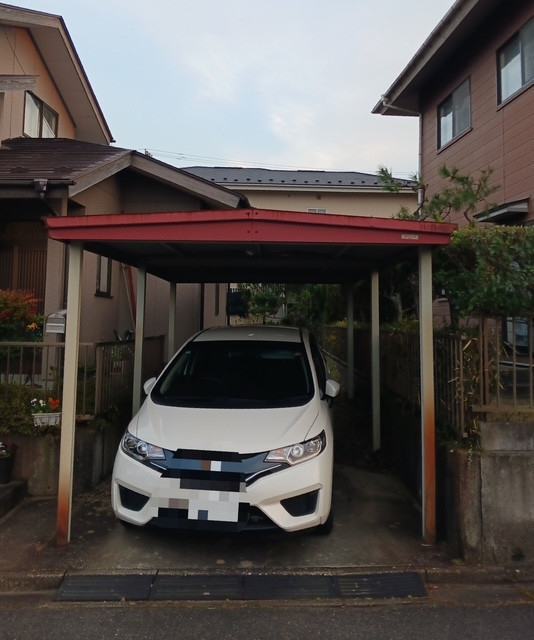 ダイカクヤ 仙台のスチール製の錆びてしまったカーポート解体撤去⇒アルミ製カーポート設置　仙台市の施工前の写真1