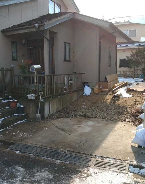 ダイカクヤ 仙台のスチール製の錆びてしまったカーポート解体撤去⇒アルミ製カーポート設置　仙台市の施工前の写真2