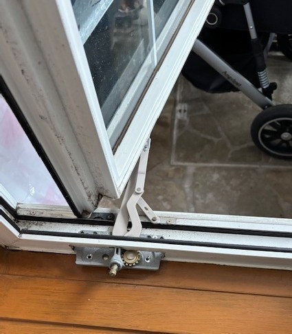 ダイカクヤ 仙台の輸入住宅　開閉できない窓　仙台市の施工前の写真1