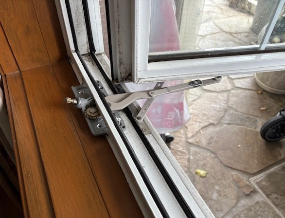 ダイカクヤ 仙台の輸入住宅　開閉できない窓　仙台市の施工前の写真2