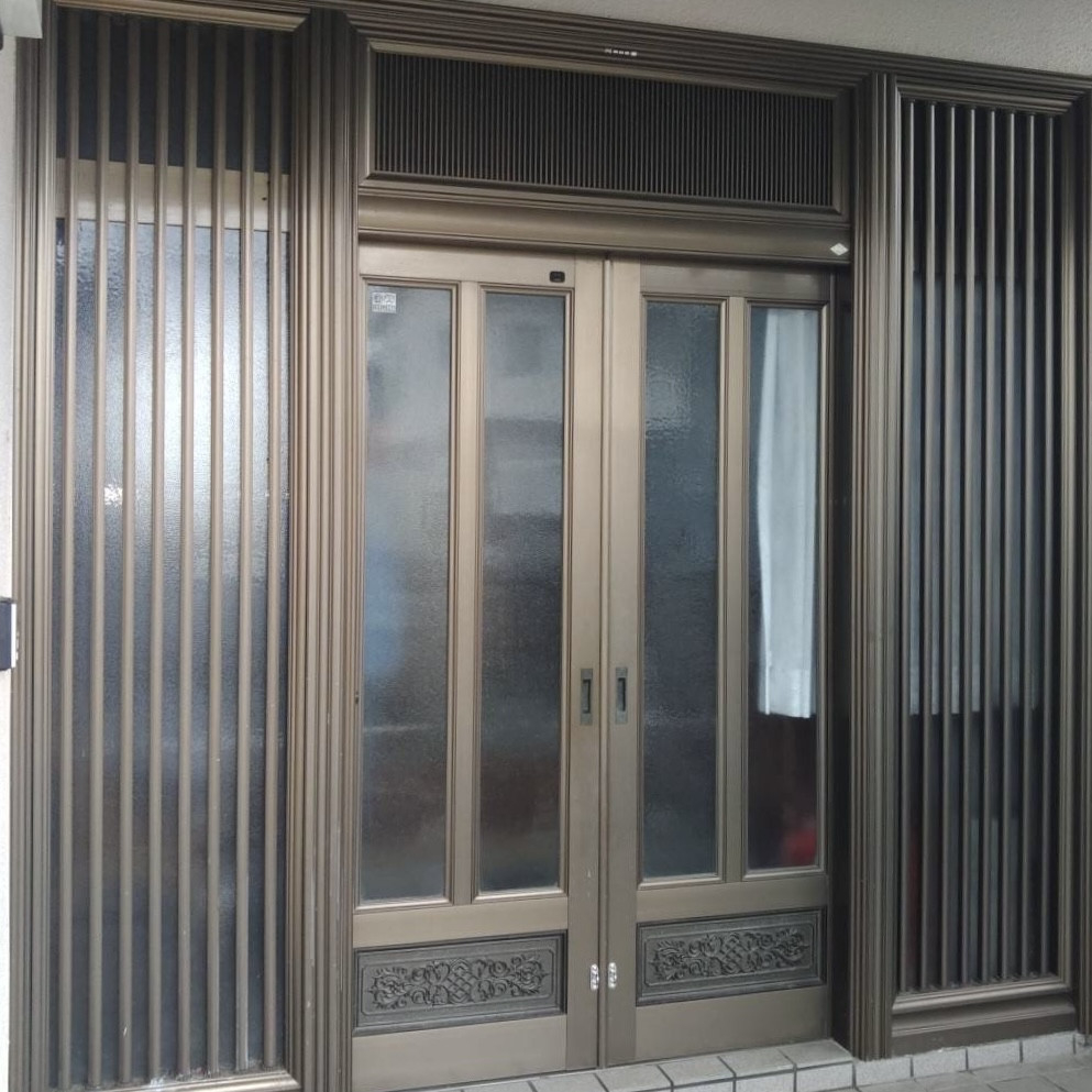 ダイカクヤ 仙台の１日で新しい玄関へ　1Dayリフォーム　玄関引戸交換工事の施工前の写真1