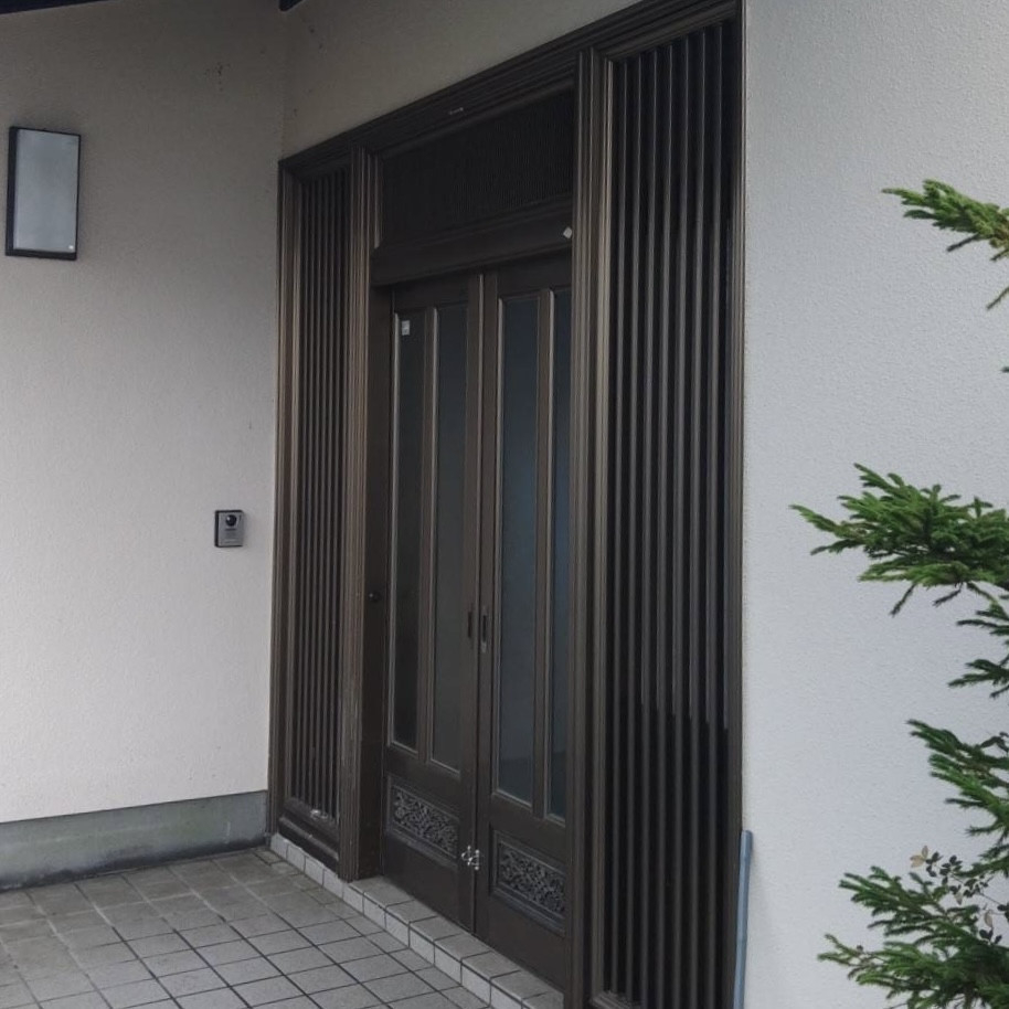 ダイカクヤ 仙台の１日で新しい玄関へ　1Dayリフォーム　玄関引戸交換工事の施工前の写真2