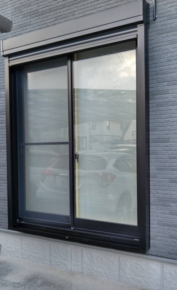 ダイカクヤ 仙台の【リフォームシャッター】窓も外壁もそのまま。後付のシャッター！！！の施工後の写真2