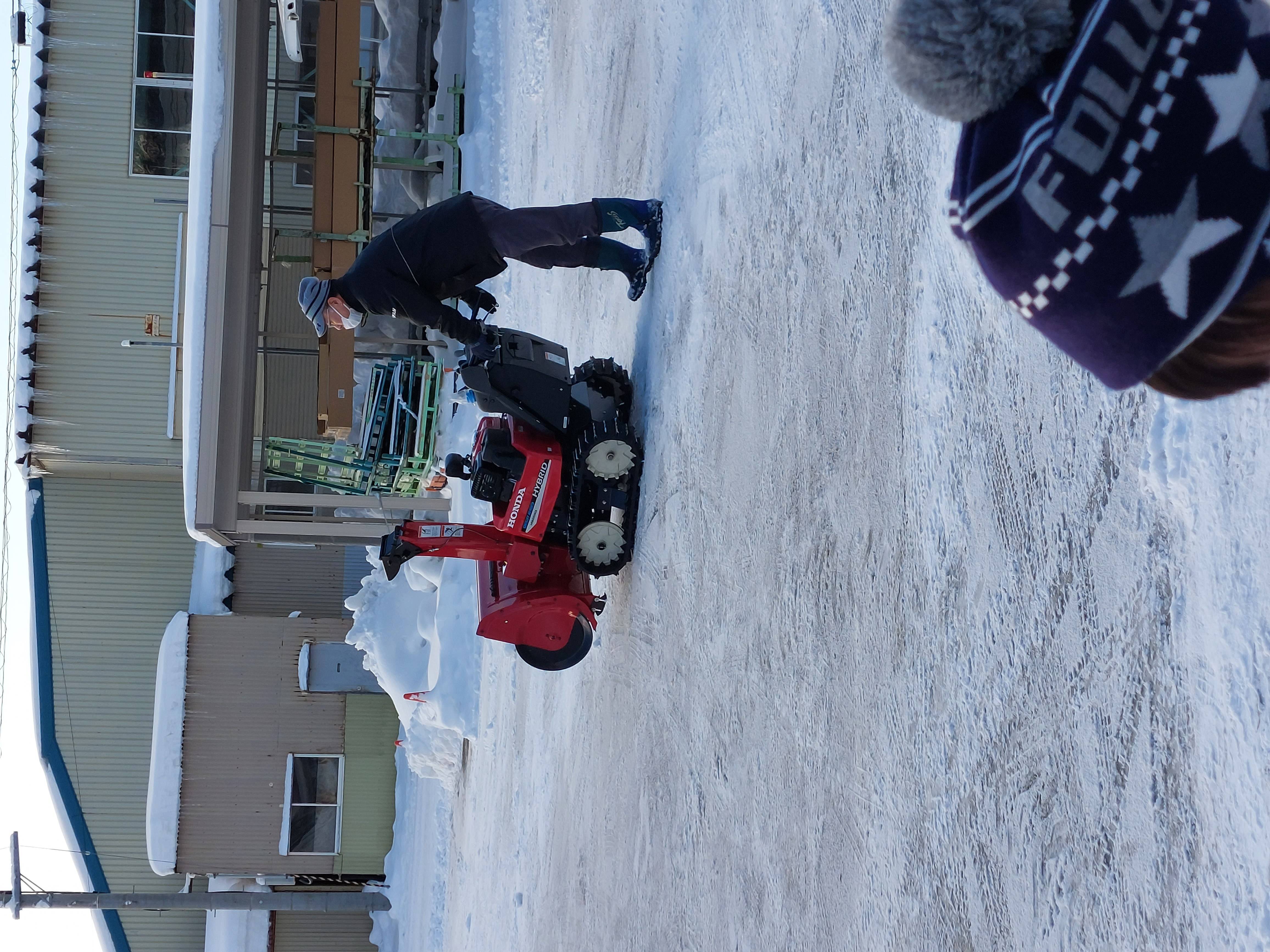 朝のミーティング前はみんなで雪かき ヒロトーヨー住器のブログ 写真1