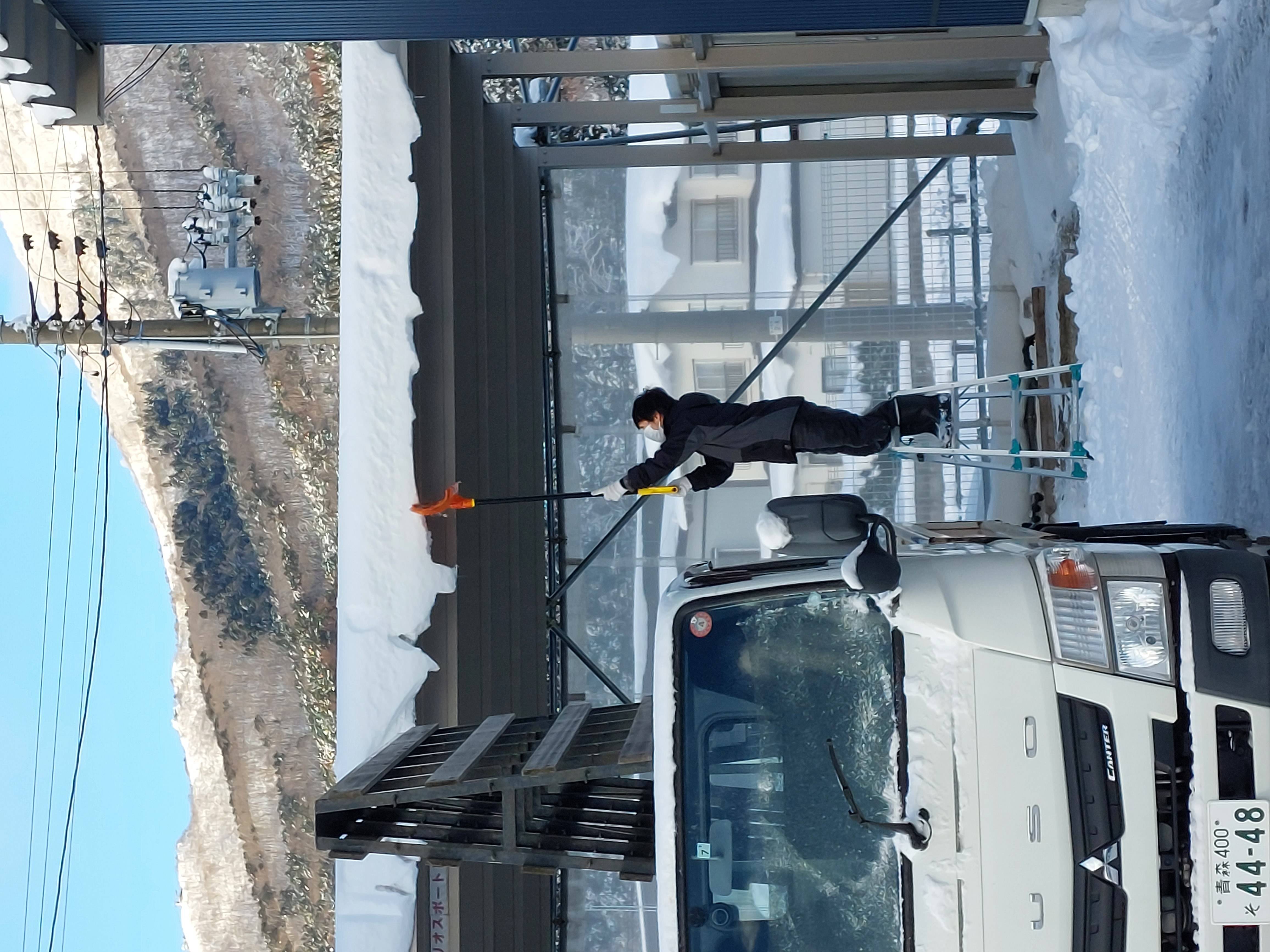 朝のミーティング前はみんなで雪かき ヒロトーヨー住器のブログ 写真2