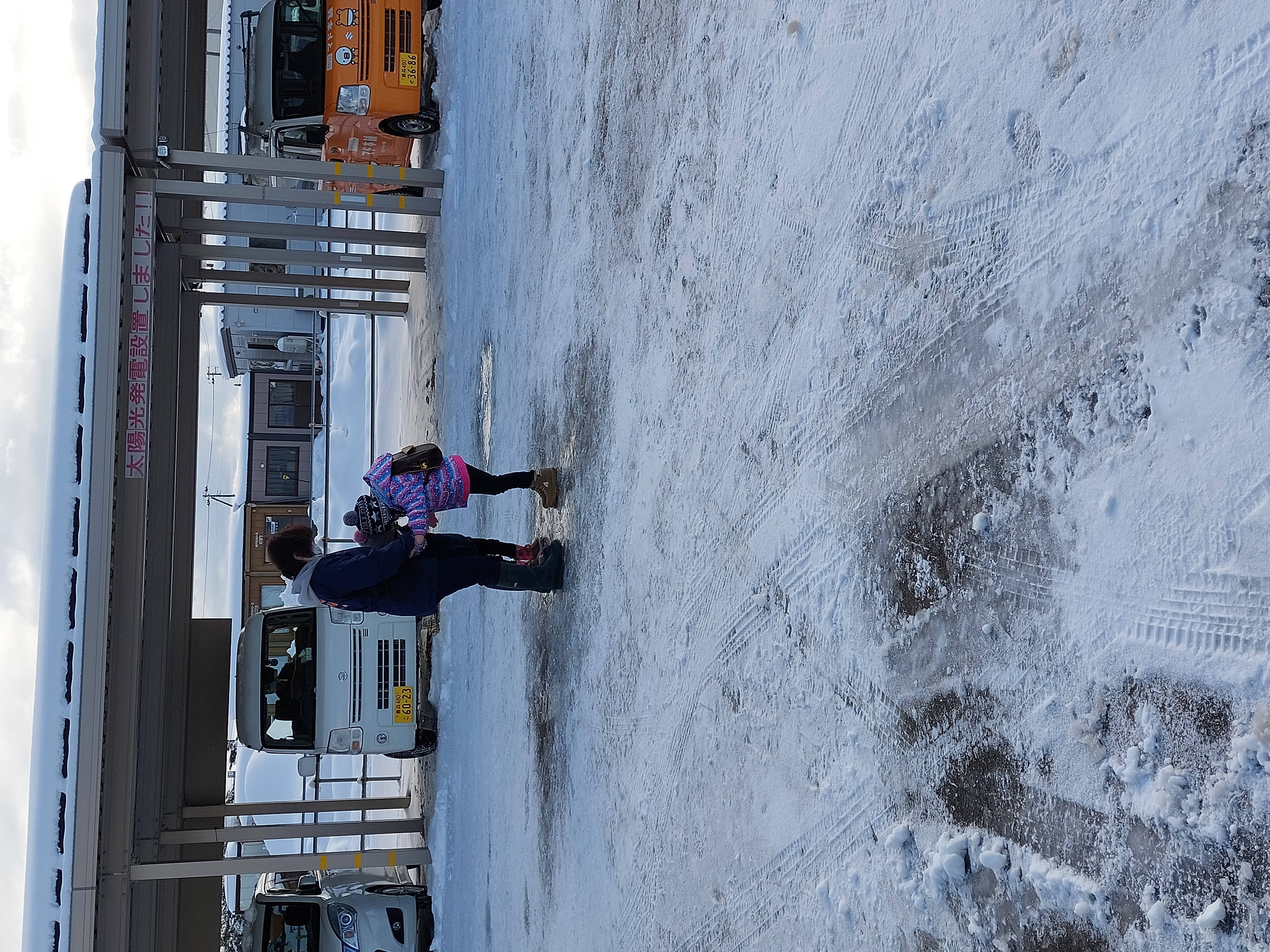 朝のミーティング前はみんなで雪かき ヒロトーヨー住器のブログ 写真3