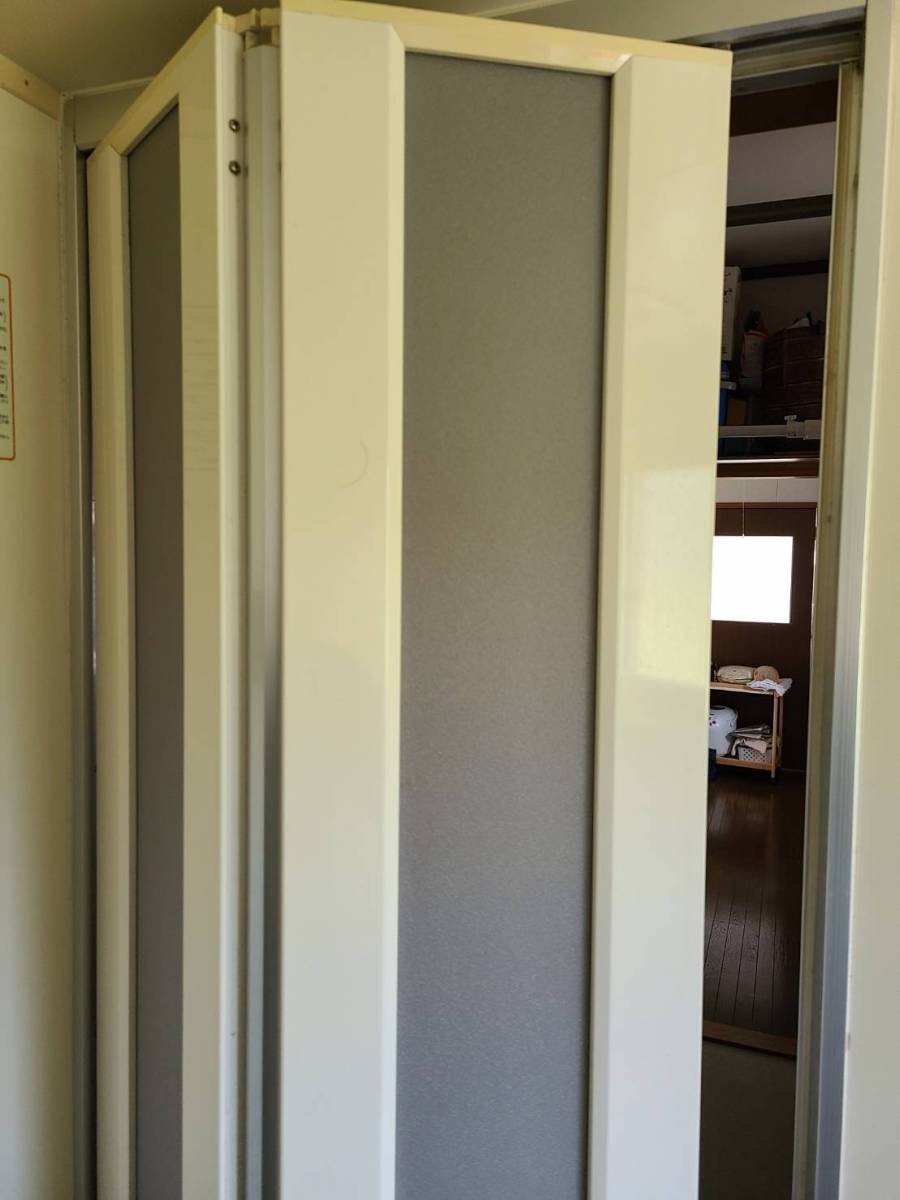 ヒロトーヨー住器の【むつ市】　浴室中折ドアが開閉しづらいの施工前の写真2