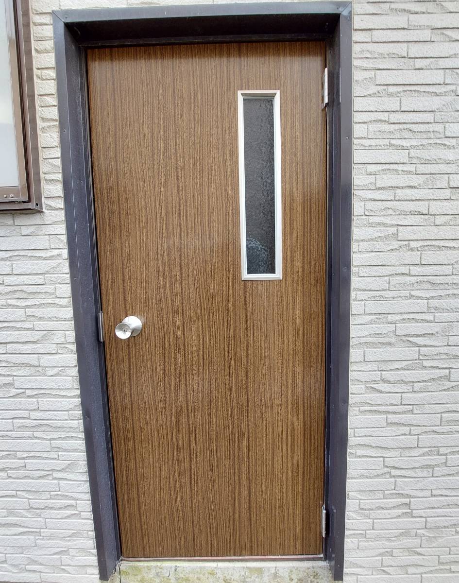 ヒロトーヨー住器の【むつ市】勝手口ドアの交換の施工後の写真1