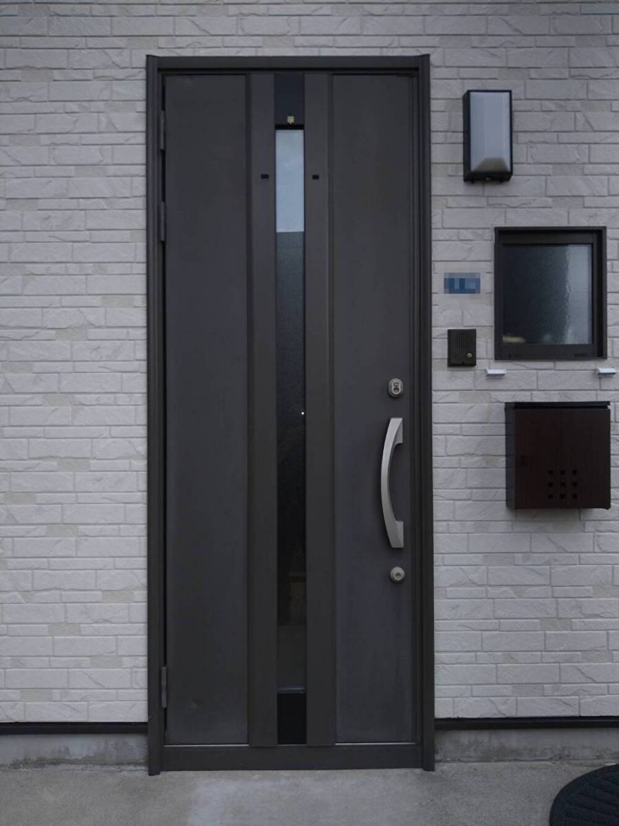 ヒロトーヨー住器の【むつ市】開けなくても換気が出来る玄関ドアの施工前の写真1