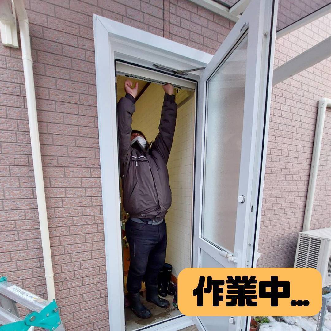 ヒロトーヨー住器の【むつ市】ドアに網戸を取り付けたいの施工前の写真2