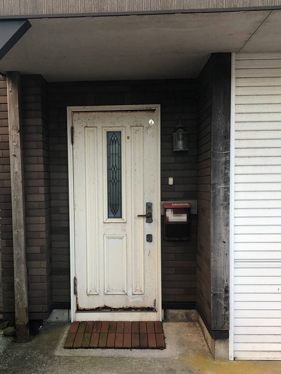 ヒロトーヨー住器の【むつ市】思い出のある玄関ドアでした　　の施工前の写真1