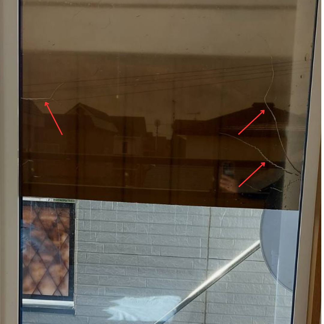 ヒロトーヨー住器の【むつ市】ペアガラスの熱割れの施工前の写真2