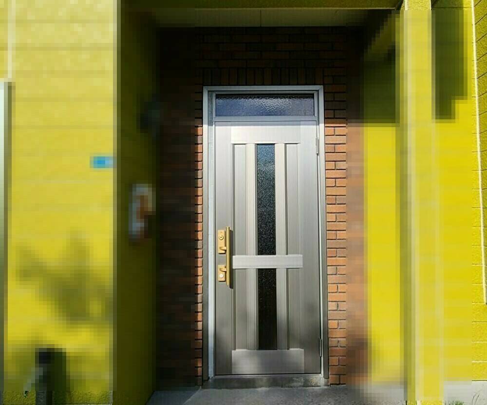 ヒロトーヨー住器の【むつ市】　シンプルで同じ素材のドアに変えたいの施工後の写真1