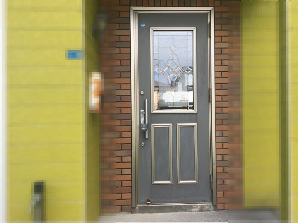 ヒロトーヨー住器の【むつ市】　シンプルで同じ素材のドアに変えたいの施工前の写真1