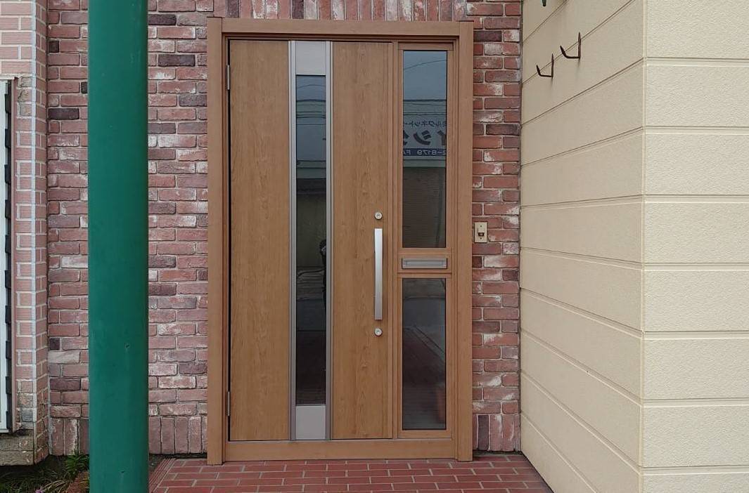ヒロトーヨー住器の【むつ市】　玄関ドアを新しくの施工後の写真1