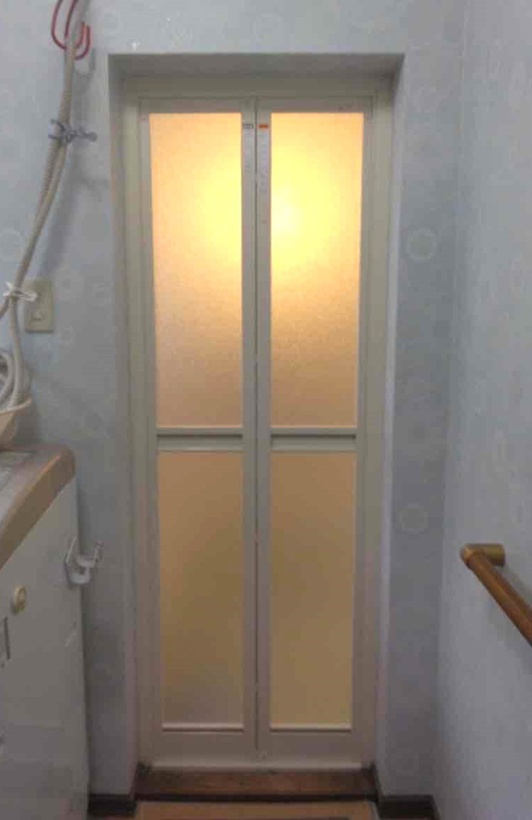 おさだガラスの浴室入口を1枚ドアから中折れ戸に交換の施工後の写真2