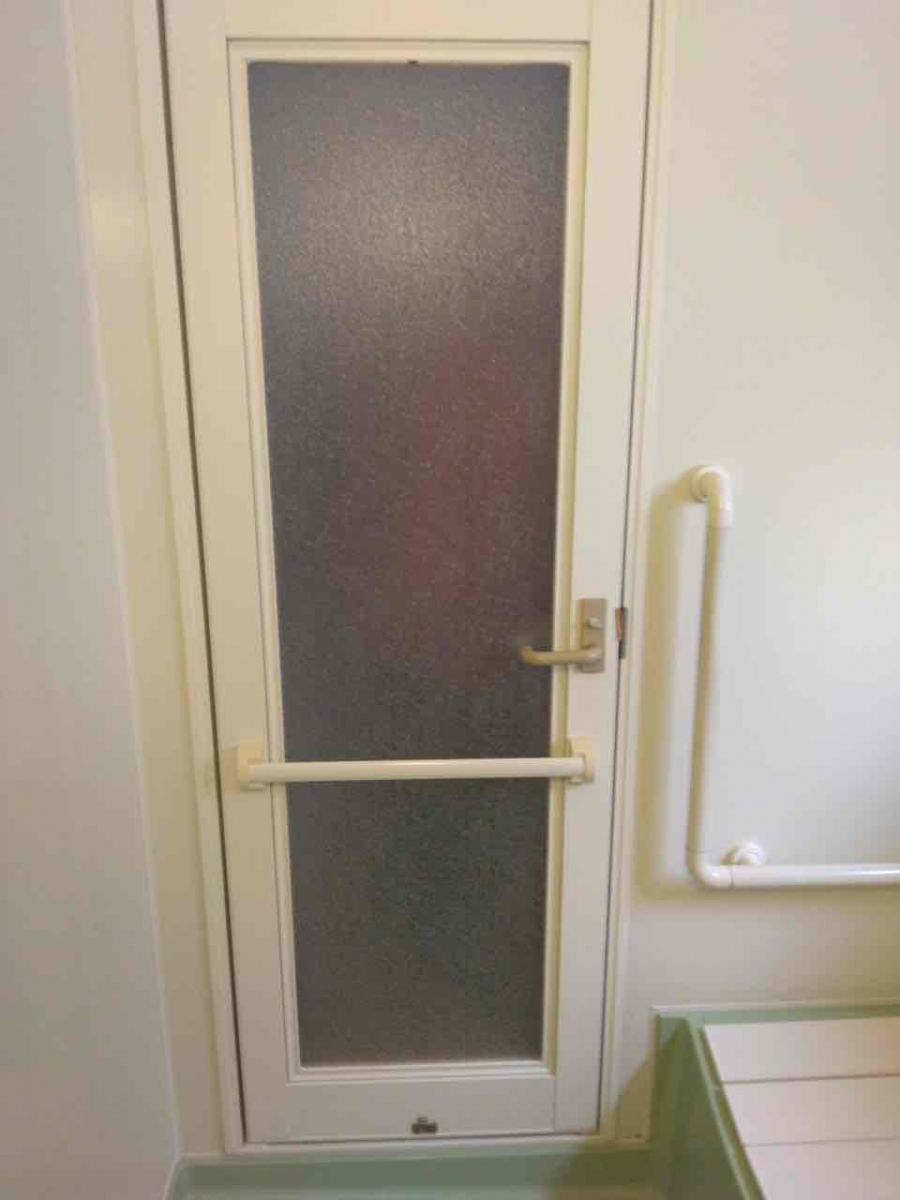 おさだガラスの浴室入口を1枚ドアから中折れ戸に交換の施工前の写真1