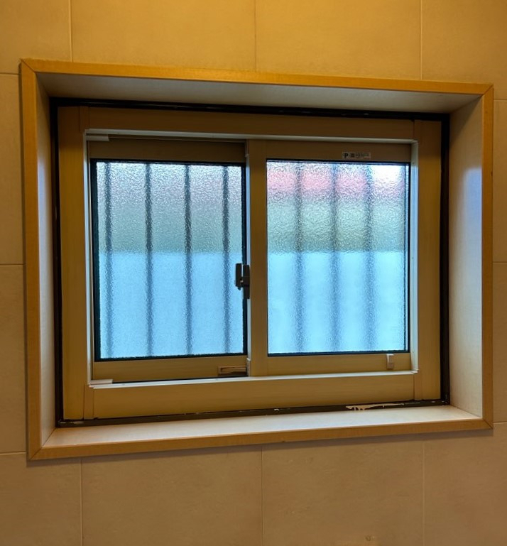 おさだガラスの事務所トイレ窓を断熱リフォームの施工後の写真1