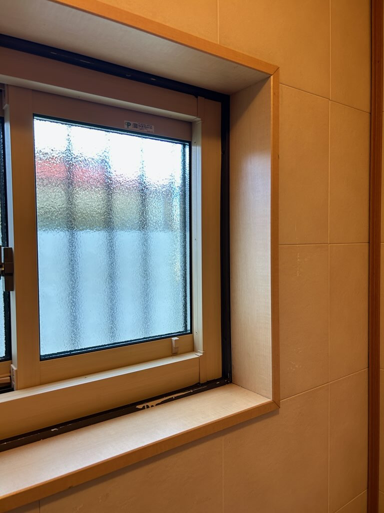 おさだガラスの事務所トイレ窓を断熱リフォームの施工後の写真2