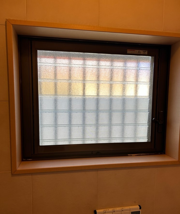 おさだガラスの事務所トイレ窓を断熱リフォームの施工前の写真1