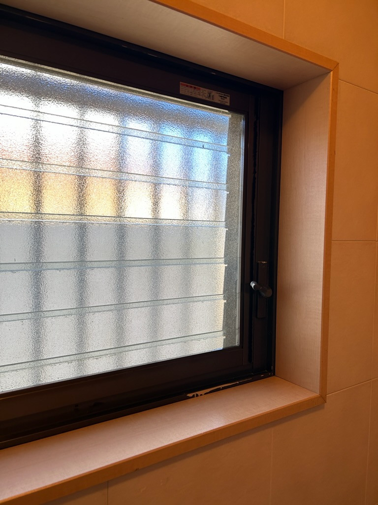 おさだガラスの事務所トイレ窓を断熱リフォームの施工前の写真2