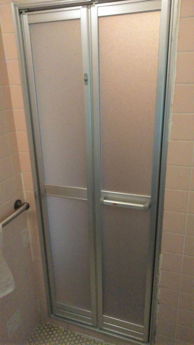 おさだガラスの1日で完了するなら！締まりが悪い浴室ドアを　快適な折戸に交換したい！！の施工後の写真1