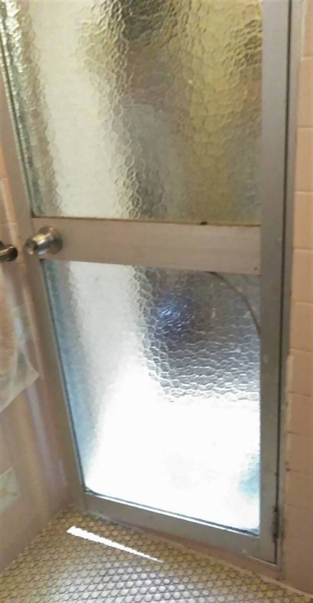 おさだガラスの1日で完了するなら！締まりが悪い浴室ドアを　快適な折戸に交換したい！！の施工前の写真1