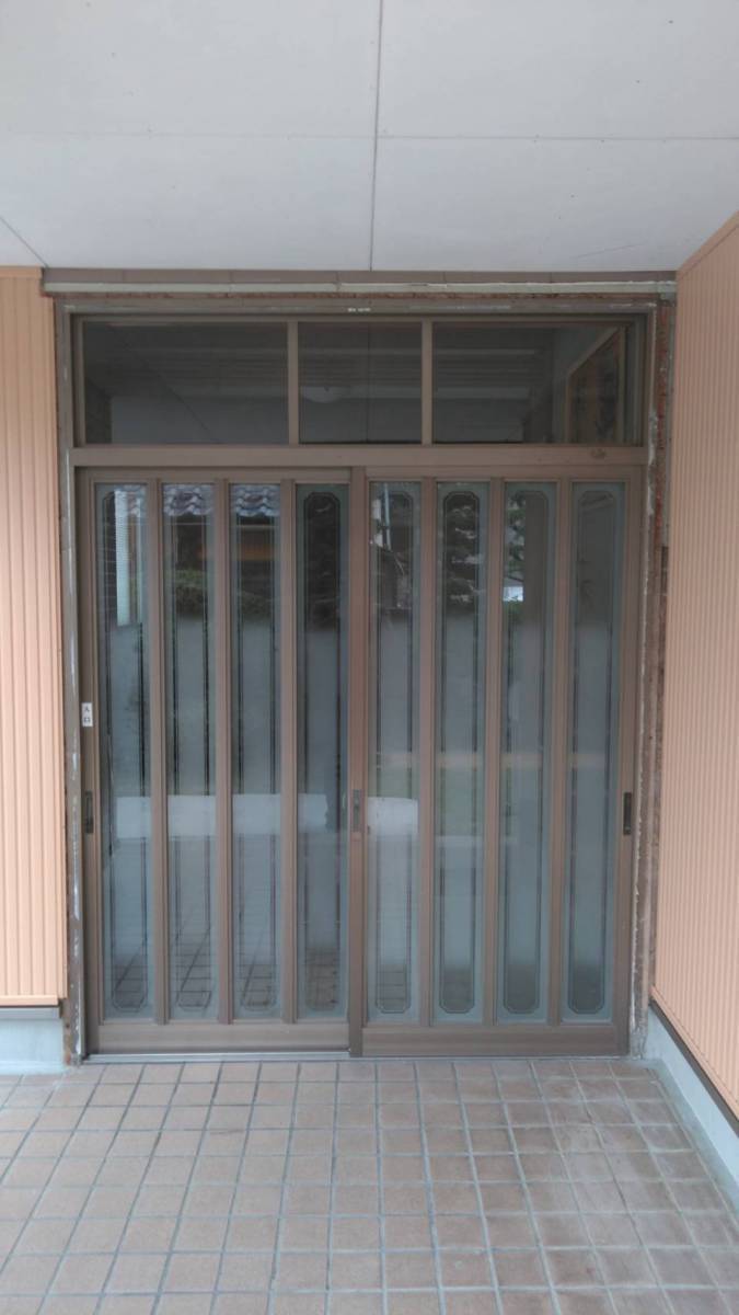 おさだガラスの夏は涼しく！冬は暖かい！玄関引戸に交換したいの施工前の写真1