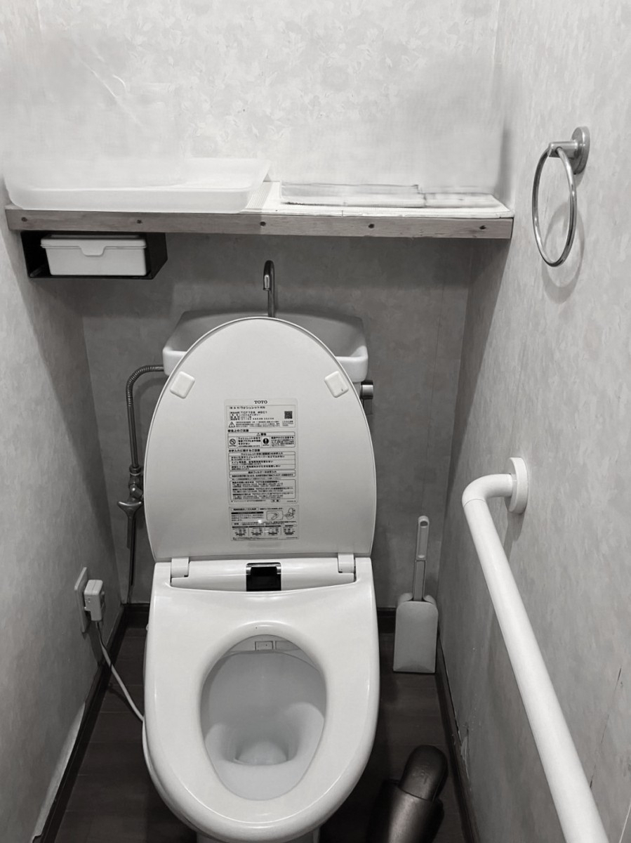おさだガラスのタンクを隠してスッキリ!の施工前の写真1