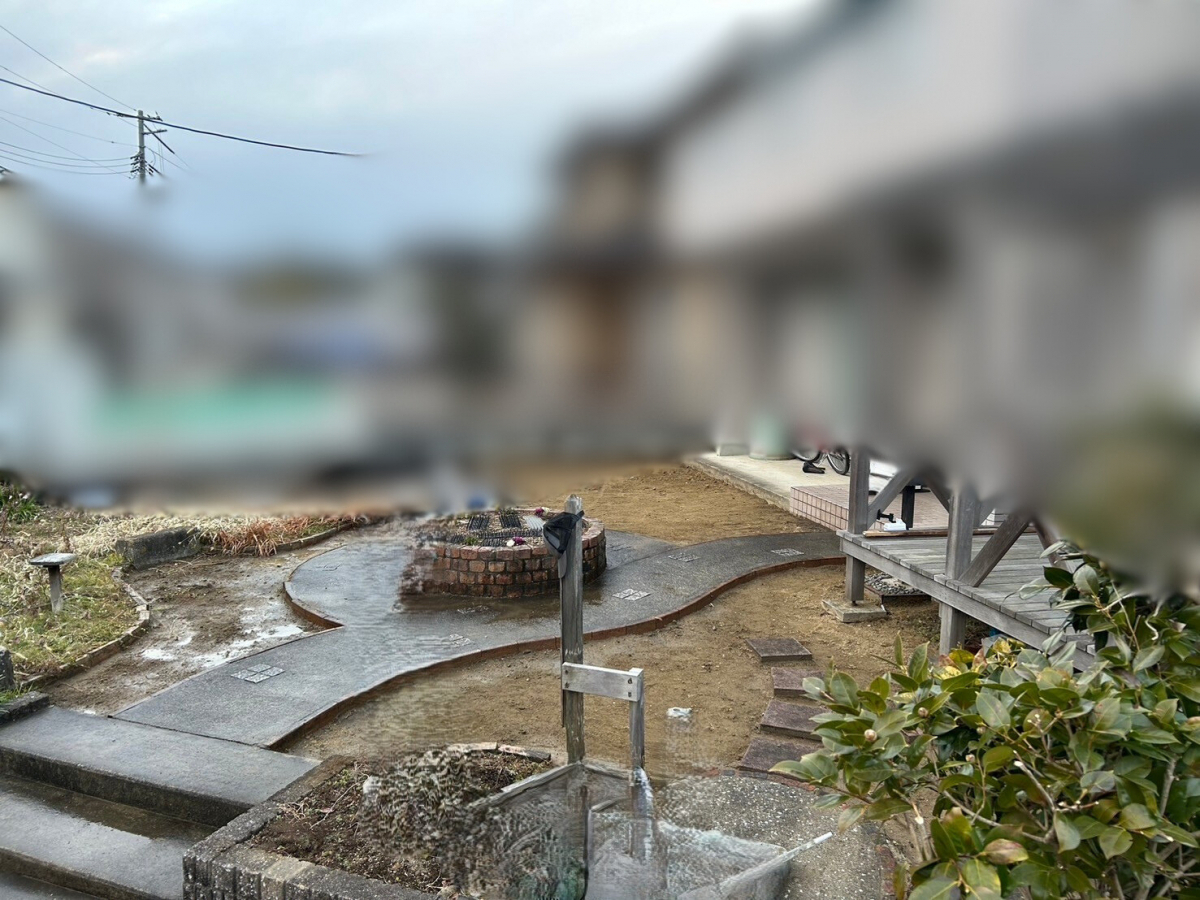おさだガラスの木目調のフェンスでほどよく目隠しの施工前の写真1